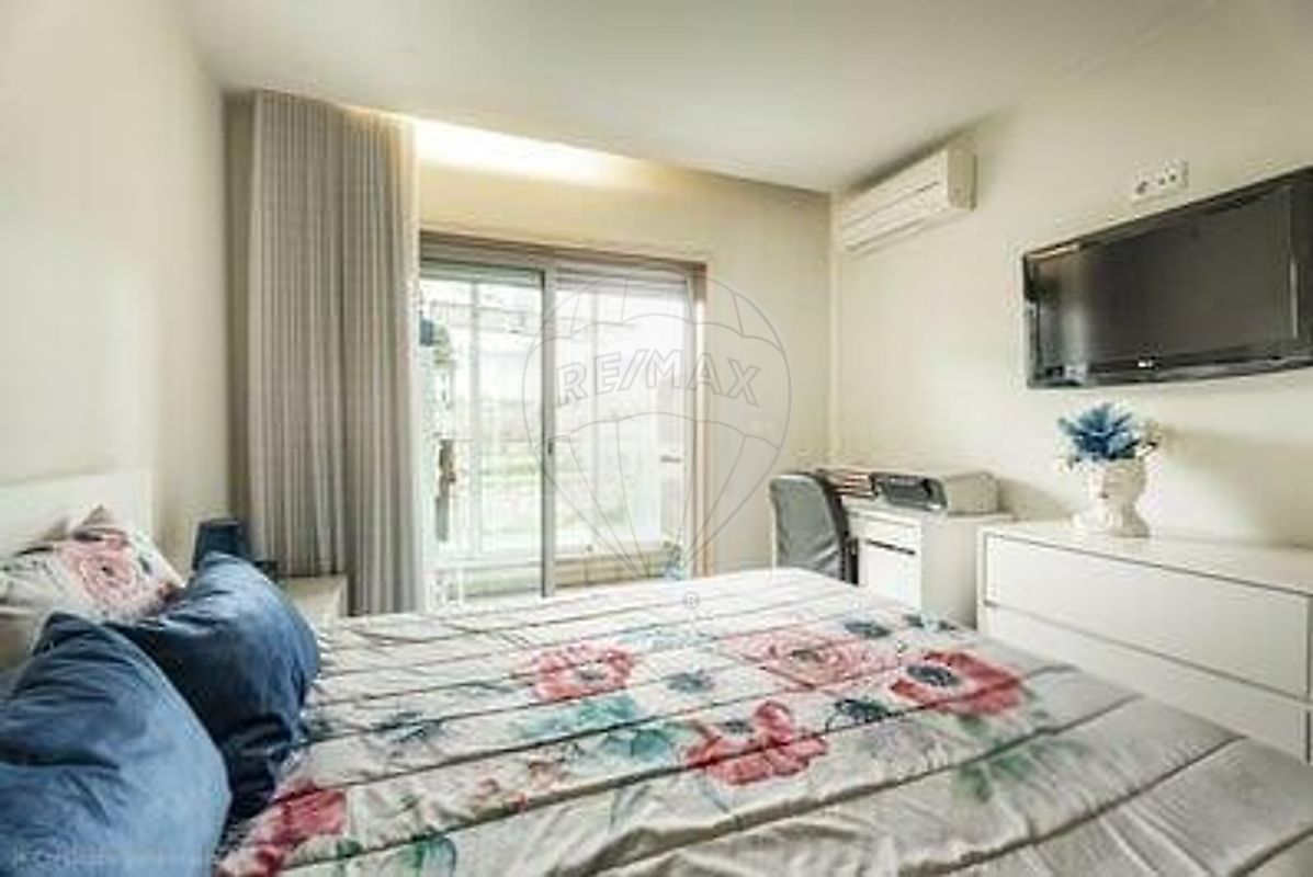 Quarto de casal com acesso a varanda e ar condicionado — T3 venda Braga